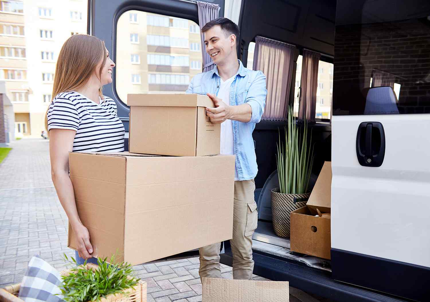 happy-young-couple-relocating-257HT8Y (1) - CWS ISRAEL - Contingent Workforce Management
