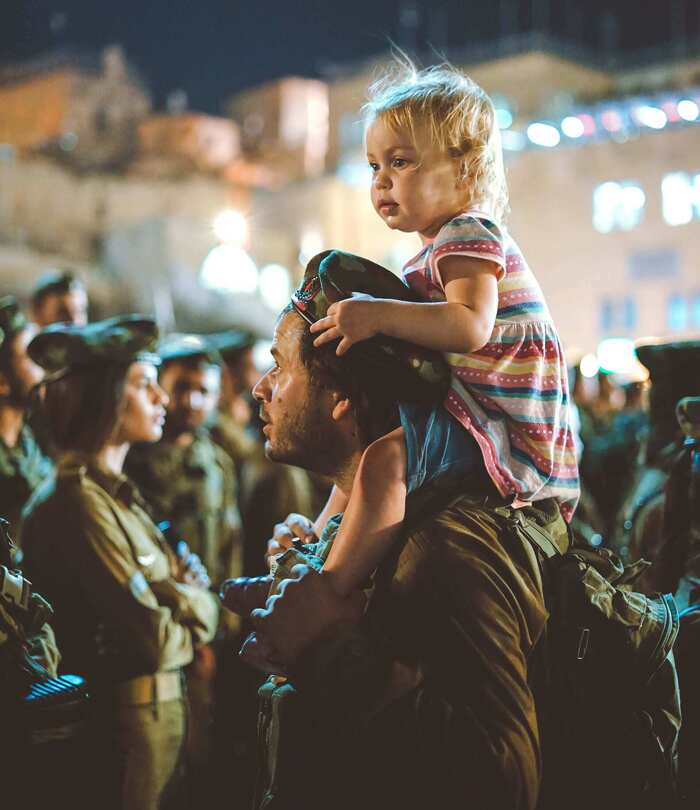 sraeli soldier with his daughter