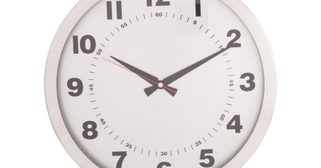 Office wall clock showing working hours, illustrating the position of trust exemption and overtime in Israel