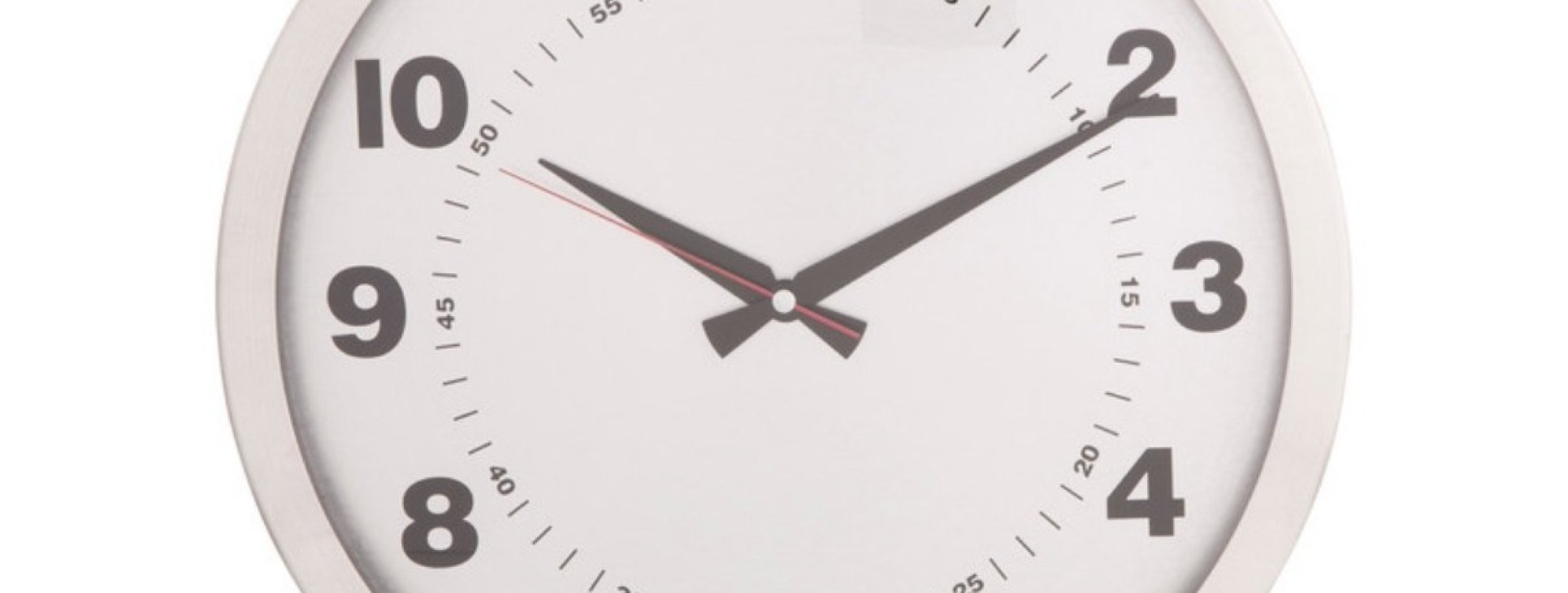 Office wall clock showing working hours, illustrating the position of trust exemption and overtime in Israel